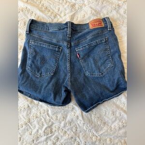 Levi’s Jean short mid length in 29.